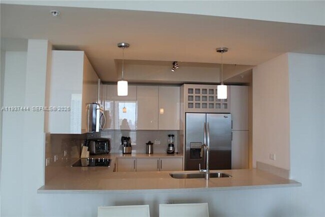 Building Photo - 999 SW 1st Ave