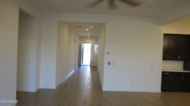 Building Photo - 7710 W Jackrabbit Ln