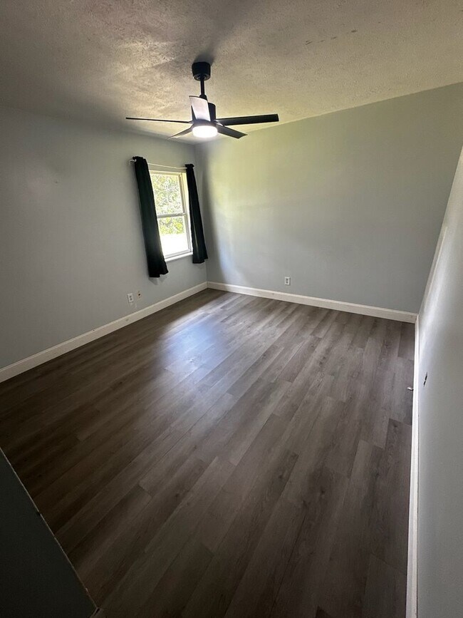 Building Photo - Cozy & Convenient 2 Bedroom, 1 Bath Duplex with Large Yard & Deck
