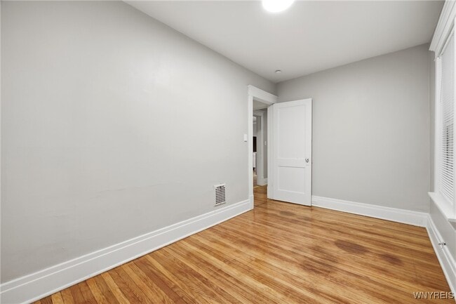 Building Photo - 359 Parkdale Ave