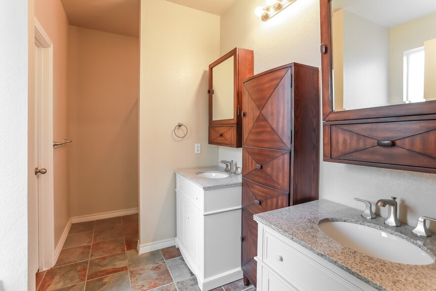 Building Photo - 2840 Shoreline Way