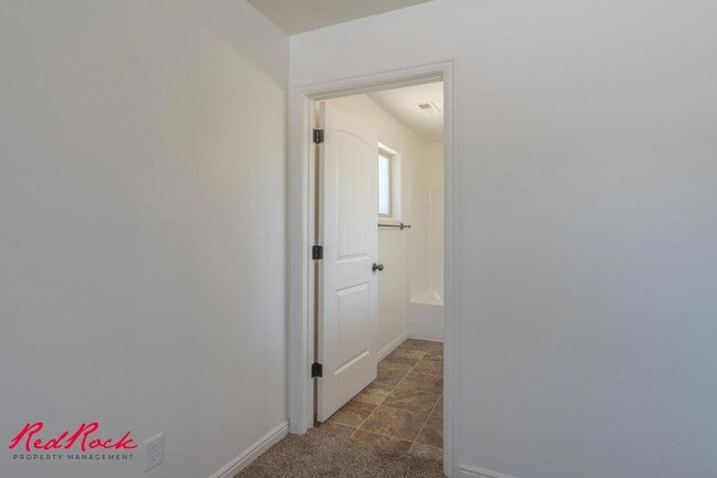 Building Photo - DOG-FRIENDLY 3 Bedroom Townhome with INTERNET INCLUDED!