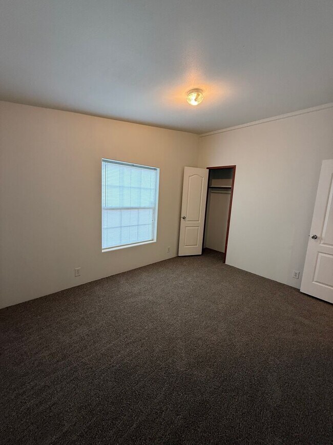 Building Photo - SPIRIT LAKE HOME (P#440)