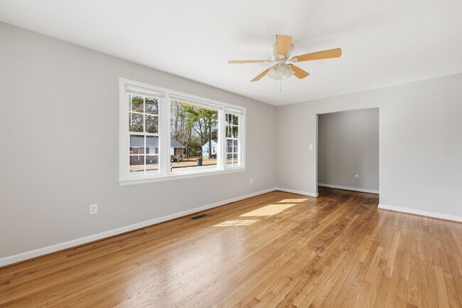 Building Photo - Colonial Heights