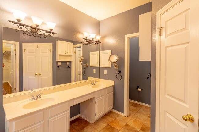 Building Photo - 4 bedroom, 2 bathroom home in South Austin!
