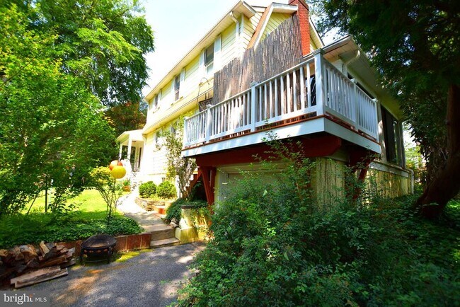 Building Photo - 1300 Noyes Dr