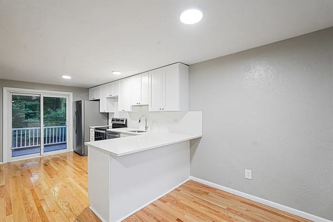 Building Photo - Modern, Cozy 2BR Home with Basement & Park...