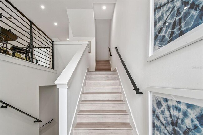 Building Photo - 3840 Pompano Dr SE