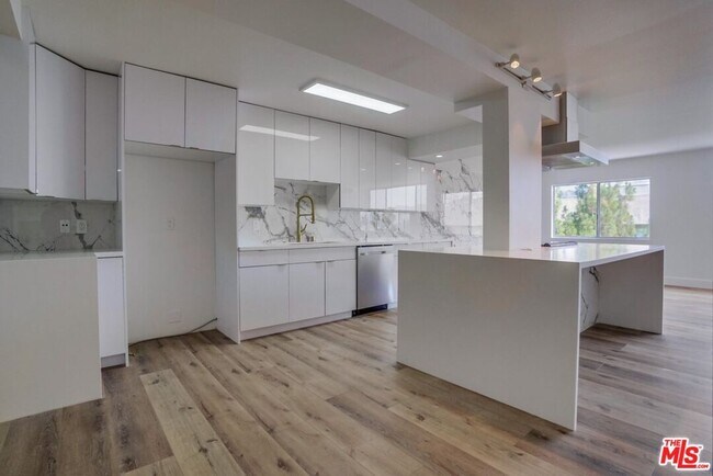 Building Photo - 435 N Oakhurst Dr