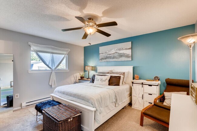 Building Photo - Bright & Cozy 3-Bedroom in the Heart of Longmont!