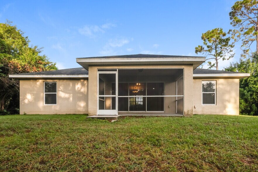 Building Photo - 769 Oakridge Ave S