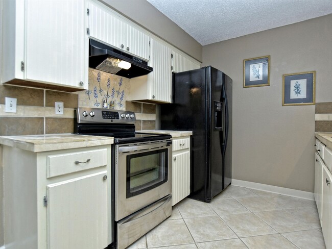Building Photo - 1301 Post Oak Cir