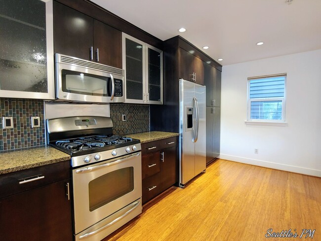 Building Photo - Stunning 3 Bedroom Townhouse in Greenlake!