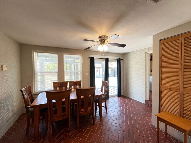 Building Photo - HOUSE AND BACK APARTMENT ON LARGE LOT!!