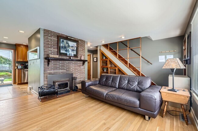 Building Photo - Charming Seattle Home in Seattle's Wedgwood Neighborhood - Furnished