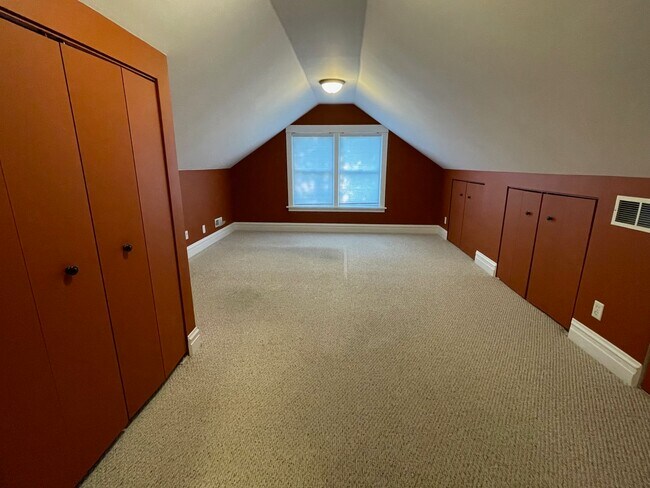 Building Photo - 831 Hayes Ave