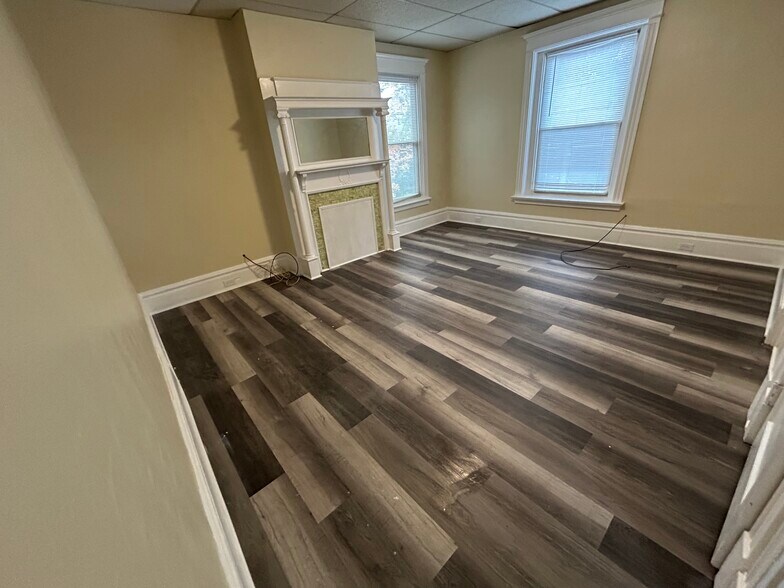 Living room - 339 S Aiken Ave