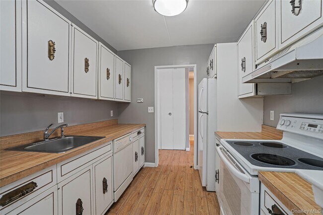 Building Photo - 200 High Point Dr