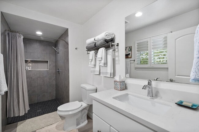 Building Photo - Stunning completely renovated home in Tustin