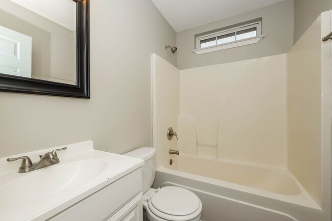 Building Photo - 636 Zellwood Dr