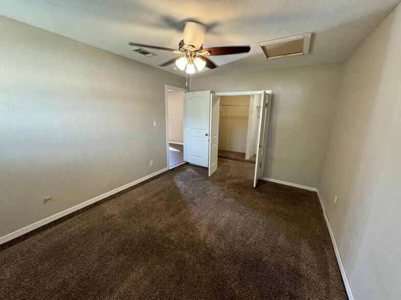 Building Photo - 5412 39th Dr