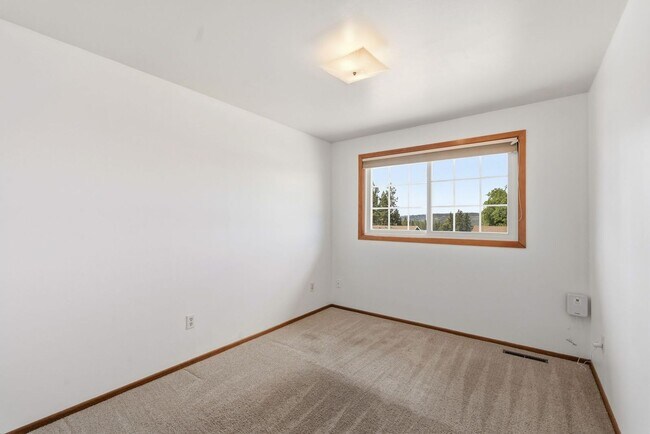 Building Photo - 6520 N Sutherlin St