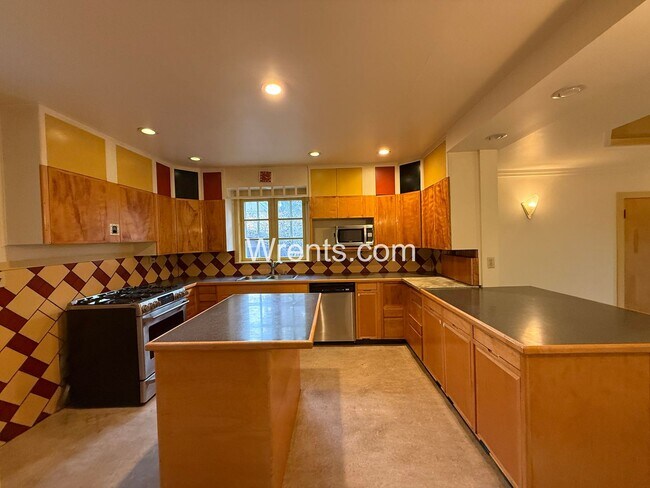 Building Photo - Stunning South Hill Home