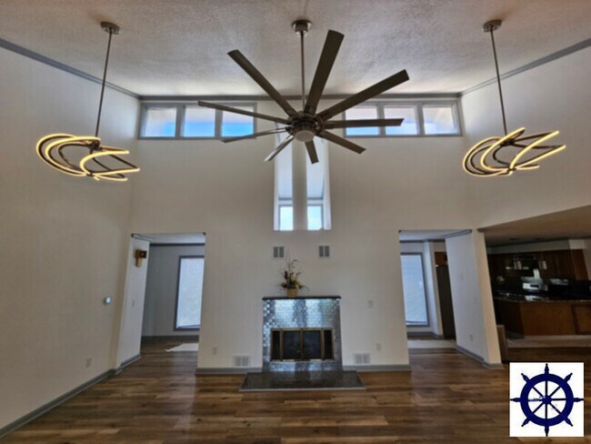 Building Photo - 4717 N Lakewood Dr