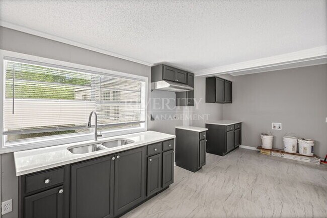 Building Photo - READY FOR MOVE IN, SECTION 8 WELCOMED!!!!!