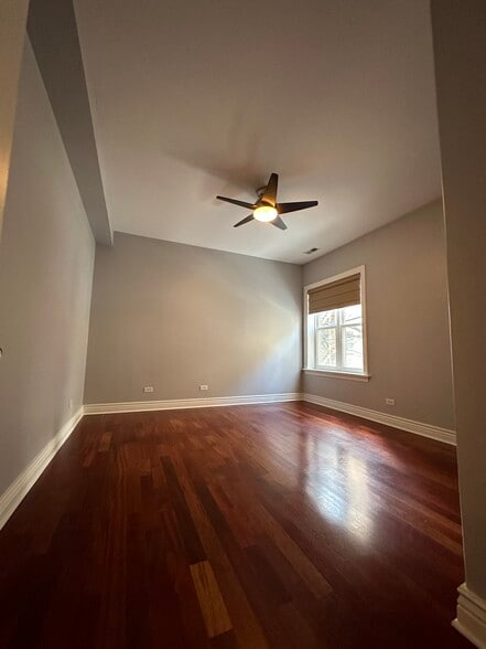 Building Photo - 528 W Cornelia Ave