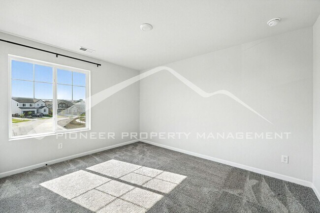 Building Photo - Spacious Home with 2-Car Garage and Centra...