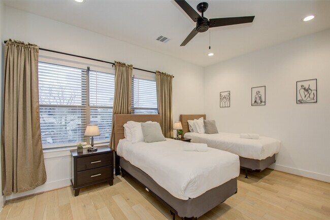 Building Photo - 2315 Sherwin St