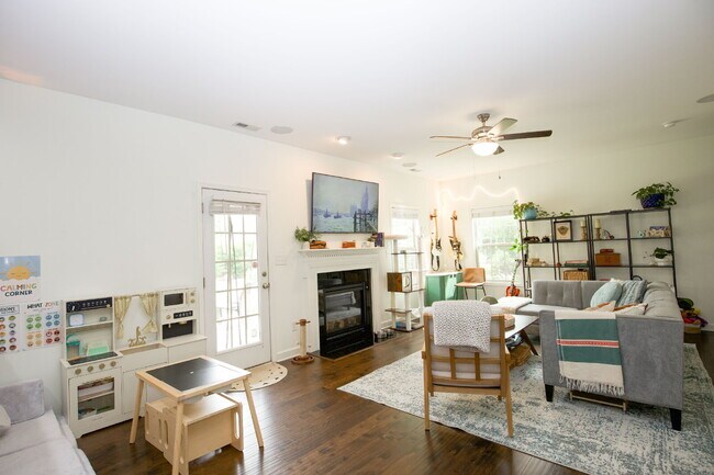 Building Photo - "Charming 3-Bed Home with Granite Elegance on Nessee Street, Fayetteville!"