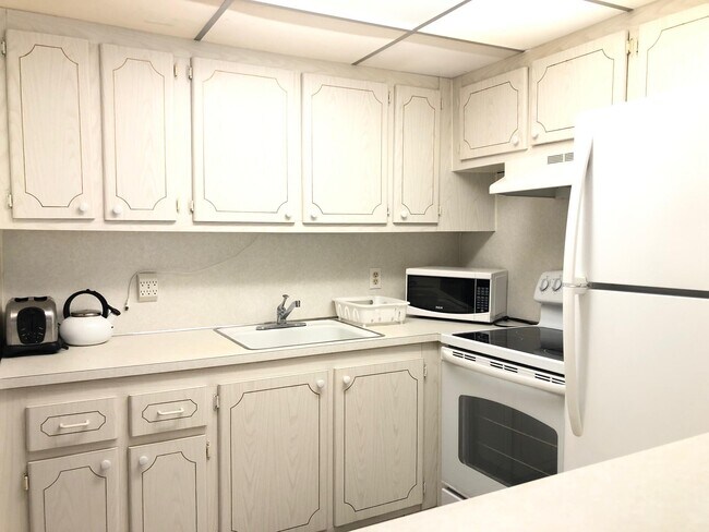 Building Photo - 32 Ventnor Dr