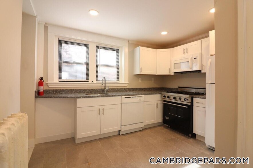 Building Photo - 9 Upland Rd