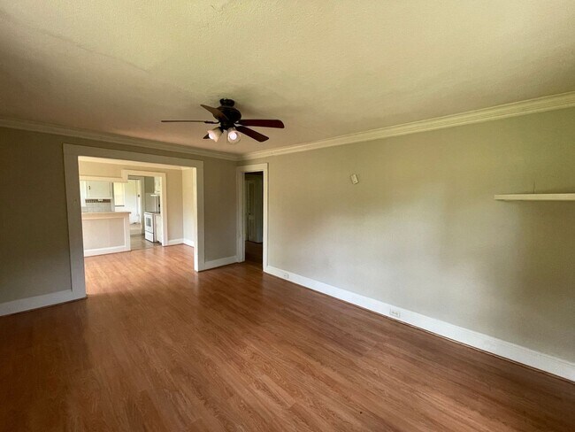 Building Photo - 2 Bedroom 1 bathroom house