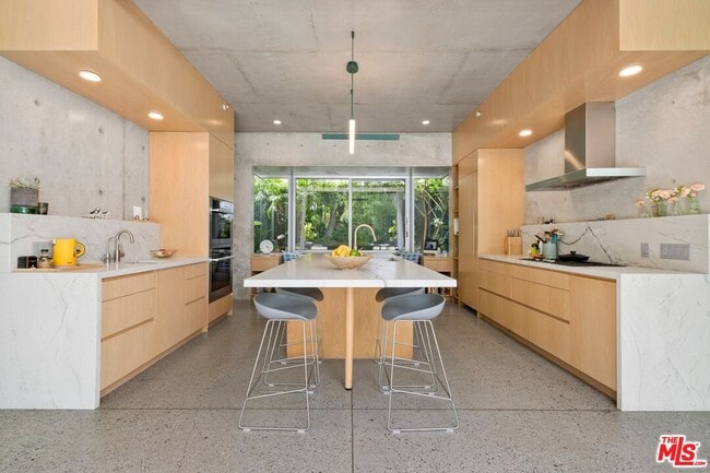 Building Photo - 825 Palms Blvd