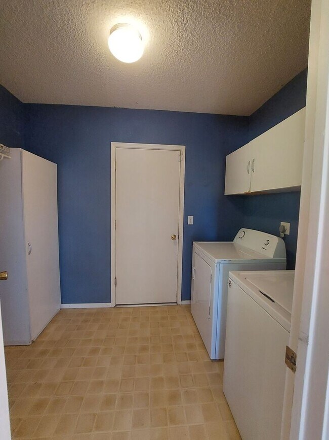 Building Photo - Spacious House