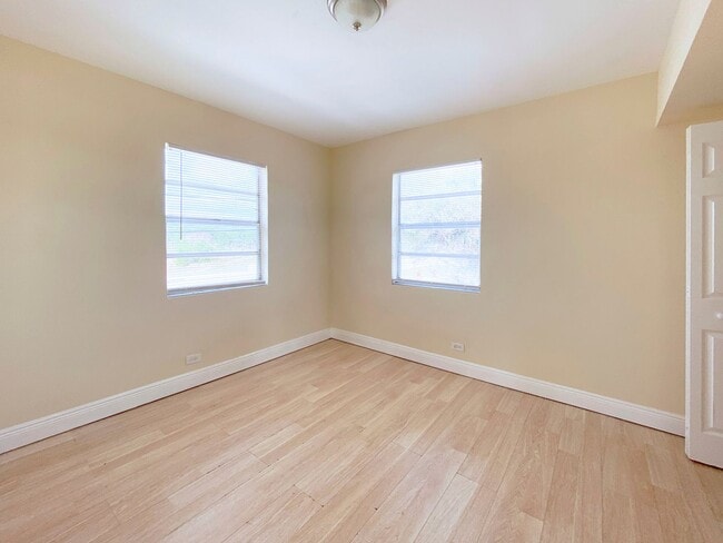 Building Photo - Spacious 2 Bedroom/ 1 Bath Available NOW!