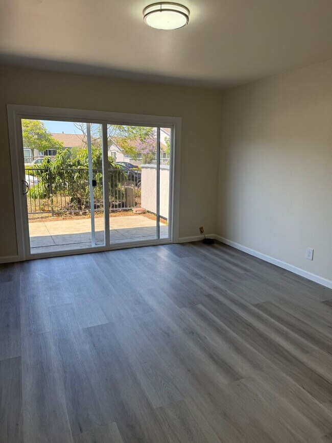 Building Photo - $3,150 / 2 BR - Updated Townhome in Prime Union City!