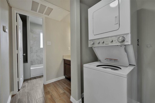 Building Photo - 1109 W 25th St