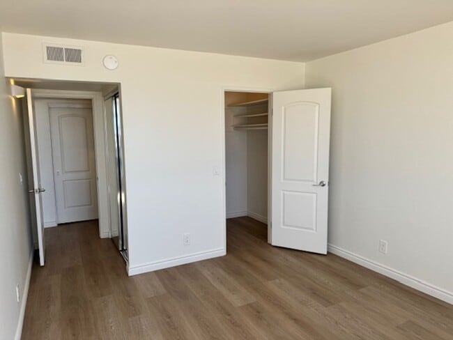 Building Photo - Steps from Alamitos Beach! Modern 1 bed 1 ...