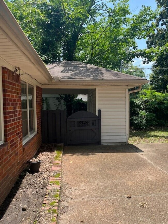 Building Photo - 319 W Peg Ln