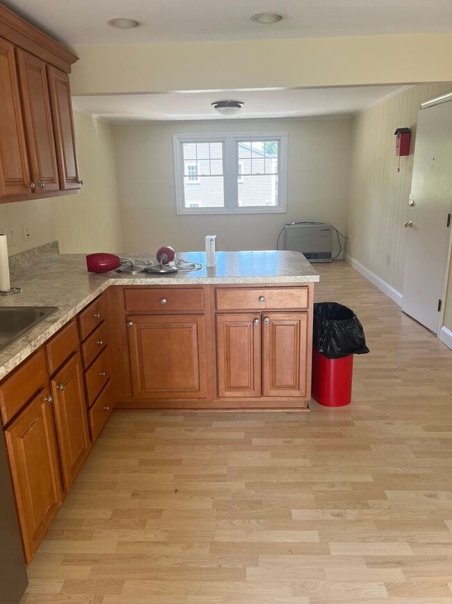 Building Photo - Great location in Kittery