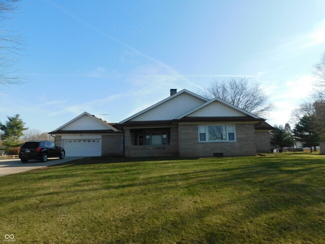 Primary Photo - 1041 N Bluff Rd