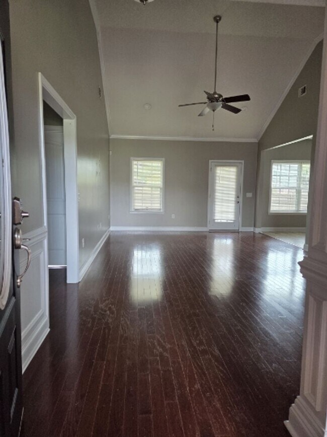 Building Photo - Beautiful home in a very quiet neighborhood