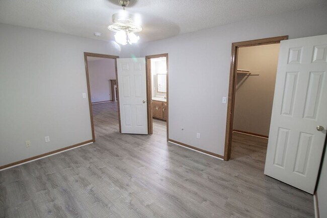 Building Photo - 1316 Valley Creek Ln