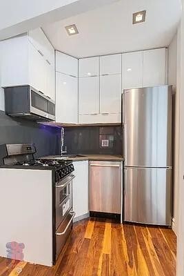 Building Photo - 233 E 29th St