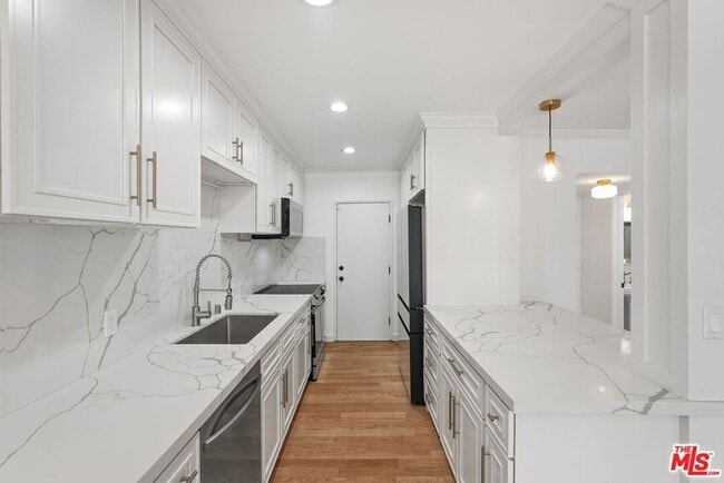 Building Photo - 7270 Hillside Ave