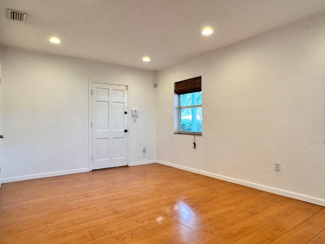 Building Photo - 3012 Glenwood Rd